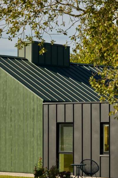 Green steel profiles set the framework for a rural family collective, Ølbyvej 178, 4623 Lille Skensved, Denmark